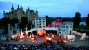Hinter der Operettenkulisse reckt sich das Schweriner Schloss in den Himmel